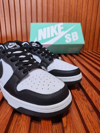 SB DUNK LOW "PANDA"