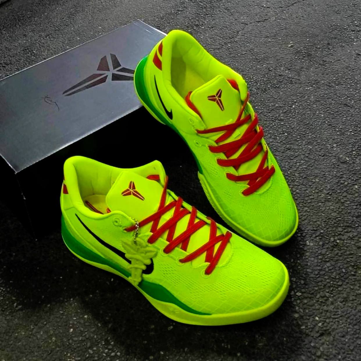 Kobe 8 "Grinch"