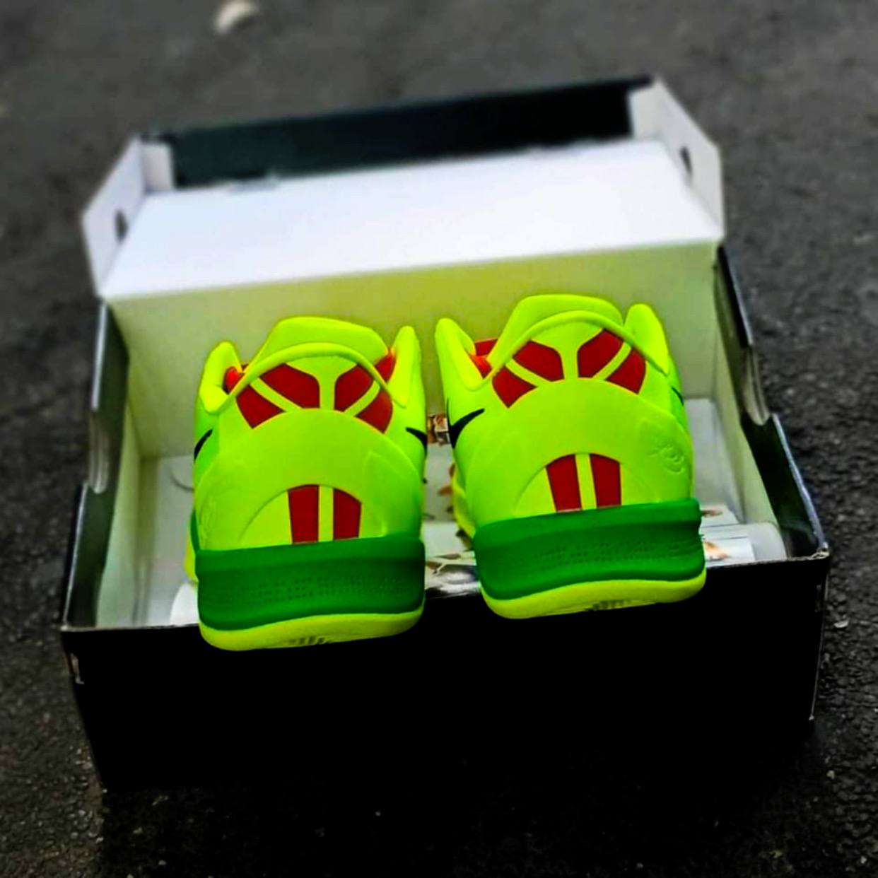 Kobe 8 "Grinch"